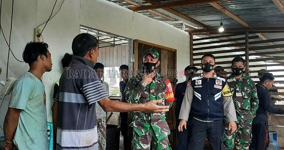 BERDIALOG: Tim gabungan berdiskusi dengan salah salah seorang pedagang ayam potong agar membongkar ruko yang ditambah karena dinilai tidak sesuai ketentuan./PIJAI PASARIJA/RADAR KALTARA