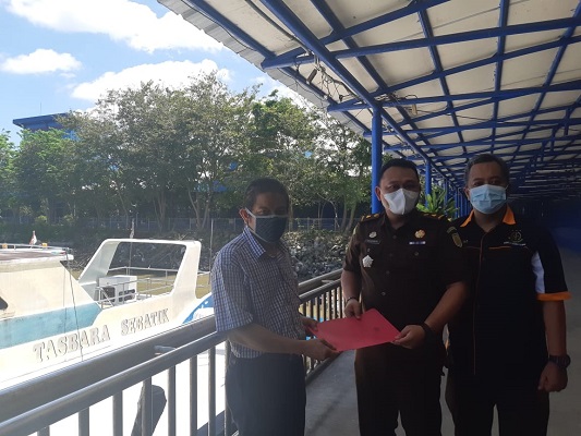 PENYERAHAN BERKAS: Penyerahan berkas pengembalian barang bukti speedboat Tasbara dilakukan Kejari Nunukan kepada Kepala Dishub Nunukan, Rabu (24/2)./DOKUMEN KEJARI NUNUKAN