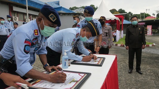 DEKLARASI: Sejumlah pegawai Lapas Kelas II A Tarakan mendeklarasikan pencanangan Zona Integritas menuju WBK dan WBBM./ELIAZAR/RADAR TARAKAN
