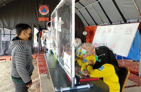 CEGAH COVID-19: Petugas gabungan saat melakukan pemeriksaan terhadap pelintas yang masuk dari Berau ke Bulungan./IWAN KURNIAWAN/RADAR KALTARA