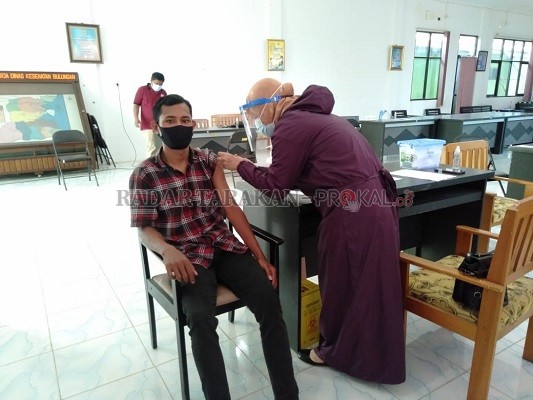 TUNGGU KAJIAN: Bumil belum masuk sasaran penerima vaksin. Tampak petugas medis Dinkes Bulungan saat memberikan vaksin Sinovac kepada masyarakat./PIJAI PASARIJA/RADAR KALTARA