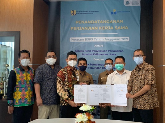 KERJA SAMA: Penandatanganan Perjanjian Kerja Sama Program BSPS Provinsi Kaltara tahun 2021 di Bankaltimtara Cabang Tarakan kemarin (4/3). Penandatanganan ini dilakukan oleh Zakaria Atarik, ST, PPK Rumah Swadaya dan Rumah Umum Komersial Satker Penyediaan P