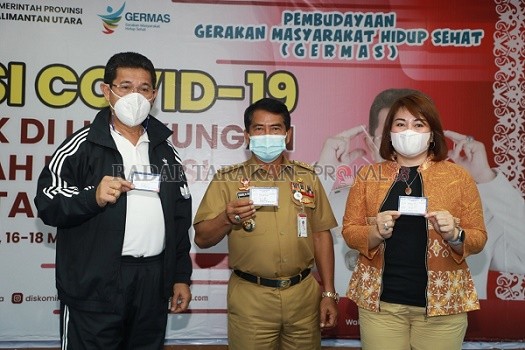 LAWAN COVID-19: Gubernur, Wakil Gubernur, dan Ketua DPRD Kaltara menunjukkan bukti telah melakukan vaksinasi./IWAN KURNIAWAN/RADAR KALTARA