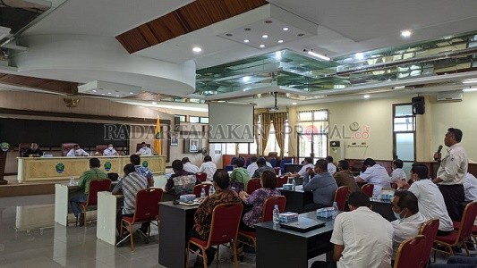 KOMITMEN: Pemkab Bulungan bersama dengan 15 perusahaan yang beroperasi di Kabupaten Bulungan membahas terkait upaya perbaikan beberapa ruas jalan rusak./PIJAI PASARIJA/RADAR KALTARA