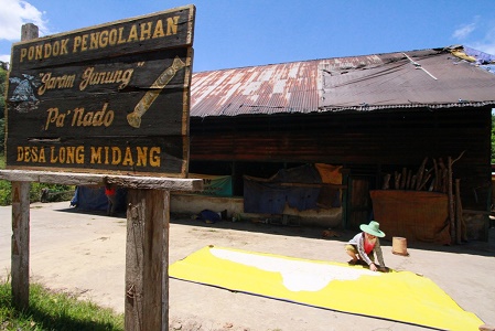 PENGOLAHAN GARAM GUNUNG: Saat pandemi, peluang pasar baru garam gunung Krayan terbuka lebar untuk negeri sendiri./DOKUMENTASI RADAR TARAKAN