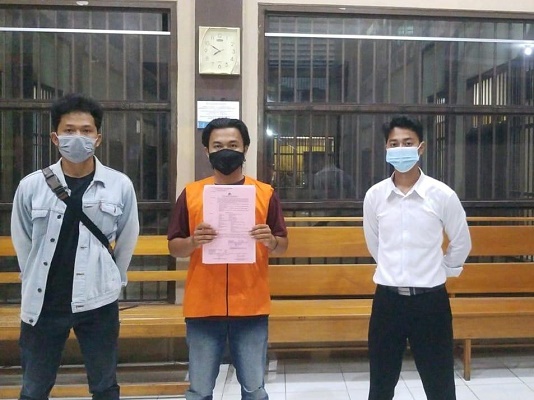 DIBEKUK: Pelaku penggelapan uang COD saat dijebloskan ke Rutan Polres Bulungan./SATRESKRIM POLRES BULUNGAN