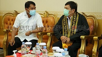 Gubernur Kaltara bersama akil Menteri Kementerian Agraria dan Tata Ruang/Badan Pertanahan Nasional, Dr. Surya Tjandra, S.H, LL.M.