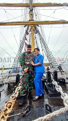 BERNOSTALGIA: Danlatamal XIII Tarakan, Laksma TNI Haris Bima Bayuseto bersama istri bernostalgia dengan KRI Dewaruci, kapal yang pernah dikomandaninya pada 2011-2013. Kapal ini tiba di dermaga Lantamal XIII Tarakan, Selasa (23/3)./ANTHON JOY NAHAMPUN/RADA