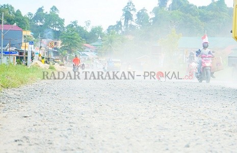 RUSAK: Jalan Aki Balak ini dikeluhkan masyarakat karena berdebu ketika cuaca panas dan becek ketika hujan./IFRANSYAH/RADAR TARAKAN