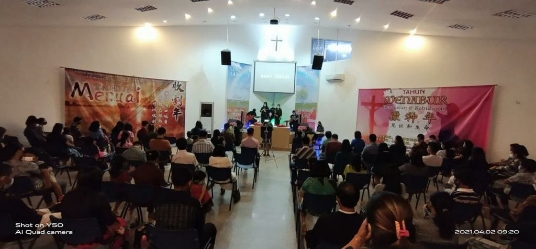 ELIAZAR/RADAR TARAKAN MERENUNGKAN : Suasana jemaat Gereja Anglikan Indonesia Tarakan merenungkan kematian Yesus di kayu salib. 