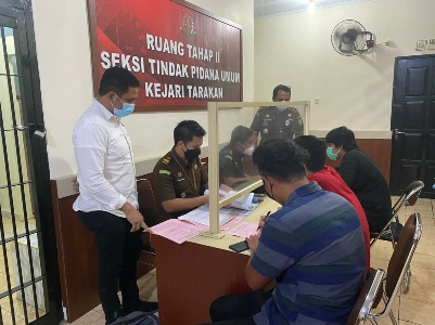 ELIAZAR/RADAR TARAKAN  TAHAP DUA : Penyidik BNNP Kaltara menyerahkan berkas perkara sabu 2 kg di Kejari Tarakan.