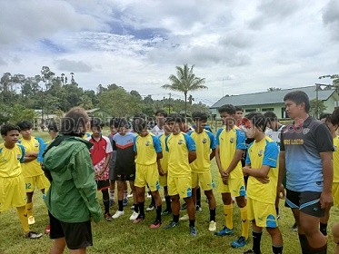 BERI ARAHAN : Pelatih Kaltara FC, Iman Firmansyah saat memberikan arahan saat latihan./JANURIANSYAH/RADAR TARAKAN