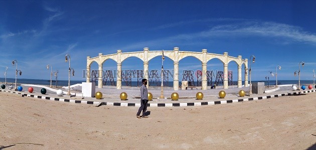 WAJAH BARU: Wisata Pantai Amal ditata Pemerintah Kota Tarakan dengan dukungan anggaran hingga puluhan miliar. Tampak seorang warga melintas di salah satu ikon pada objek wisata terbaik di Tarakan ini./IFRANSYAH/RADAR TARAKAN