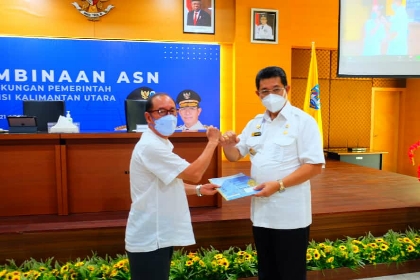 WIWI/RADAR TARAKAN SERAHKAN SK PENGANGKATAN: Wagub Kaltara Yansen TP menyerahkan SK pengangkatan Plt Direktur RSUD Tarakan kepada dr. Franky Sientoro Sp.A