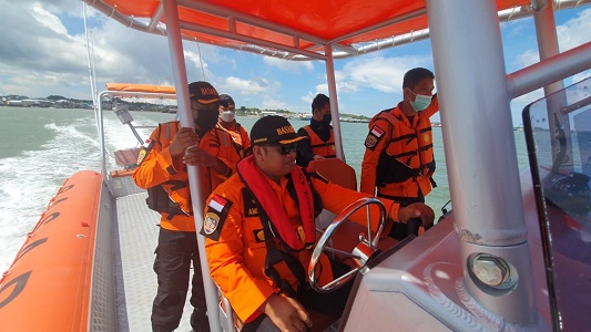 UJI COBA : Sejumlah personel Basarnas Tarakan mencoba RIB yang baru diberikan Basarnas Pusat./BASARNAS TARAKAN