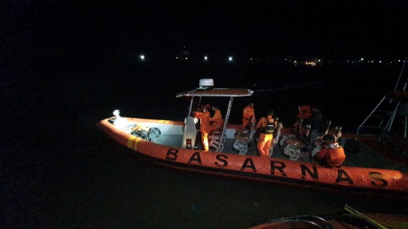 PENCARIAN HINGGA MALAM HARI: Tim SAR gabungan melakukan pencarian warga Jembatan Besi, Salam Chandra, yang dinyatakan hilang kontak usai panen di tambak, hingga malam hari, kemarin (1/5)./BASARNAS UNTUK RADAR TARAKAN