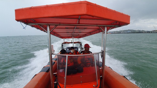 PERSONEL RESCUE DITAMBAH: Menggunakan RIB 01, 5 personel Kantor SAR Tarakan melakukan penyisiran di sektor pencarian daerah Pantai Amal mengarah ke selatan laut lepas./BASARNAS UNTUK RADAR TARAKAN