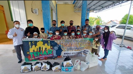 SERAHKAN BANTUAN: BWS Kalimantan V Tanjung Selor memberikan bantuan beberapa paket sembako ke Panti Asuhan Putra Ahmad Dahlan dan melakukan sesi foto bersama dalam program Tenar Radar Tarakan./RURY JAMIANTO/RADAR TARAKAN