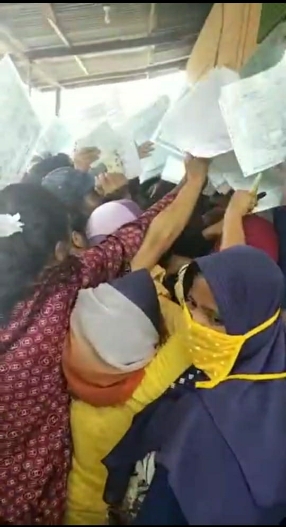 IST  BERDESAK-DESAKAN: Warga Tembaring, Sebatik Barat terlihat berdesak-desakan antri tabung gas LPG.