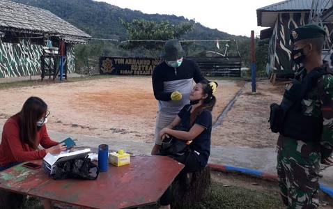 DI-SWAB ANTIGEN: Sejumlah pelintas batas harus menjalani tes swab antigen dahulu sebelum melakukan perlintasan antarnegara./DOKUMENTASI SATGAS PAMTAS