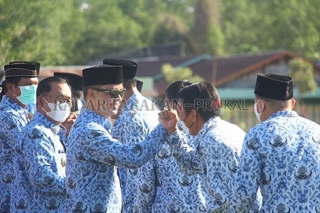 PIMPIN APEL: Bupati Tana Tidung, Ibrahim Ali saat memimpin apel gabungan hari pertama masuk kerja pasca libur Lebaran Idulfitri, Senin (17/5). FOTO: RIKO/RADAR TARAKAN