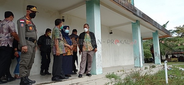 PEMERIKSAAN: Bupati Bulungan Syarwani didampingi Plt Kepala Dinas Disperindagkop dan UMKM Bulungan, Asmuni saat meninjau Pasar Induk, Tanjung Selor./ASRULLAH/RADAR KALTARA