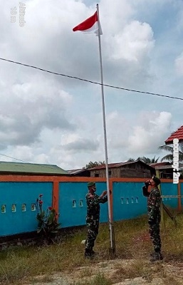 GANTI BENDERA BARU: Personel Satgas Pamtas RI-Malaysia Yonarhanud 16/SBC inisiatif mengganti bendera usang dengan bendera yang baru./DOKUMENTASI SATGAS PAMTAS