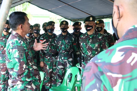 PANTAU PRAJURIT: Kepala Staf Divisi Infanteri (Kasdivif) 3 Kostrad, Brigjen TNI Refrizal menyambangi langsung prajurit Satgas Pamtas RI-Malaysia Yonarhanud 16/SBC di Nunukan. FOTO: SATGAS PAMTAS UNTUK RADAR TARAKAN