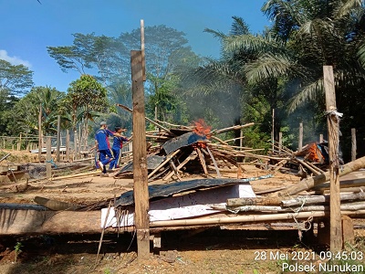 DIBAKAR: Polsek Nunukan mendatangi lokasi diduga karena berjudi sabung ayam kemudian langsung menghancurkan lokasi dengan membakar fasilitas yang ada. DOKUMENTASI POLRES NUNUKAN