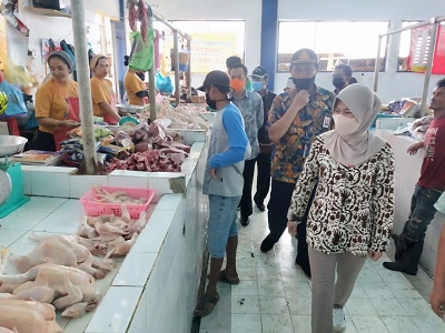 KUNKER: Bupati Nunukan Hj. Asmin Laura Hafid saat melakukan kunjungan kerja ke pasar-pasar yang ada di Nunukan beberapa waktu lalu.