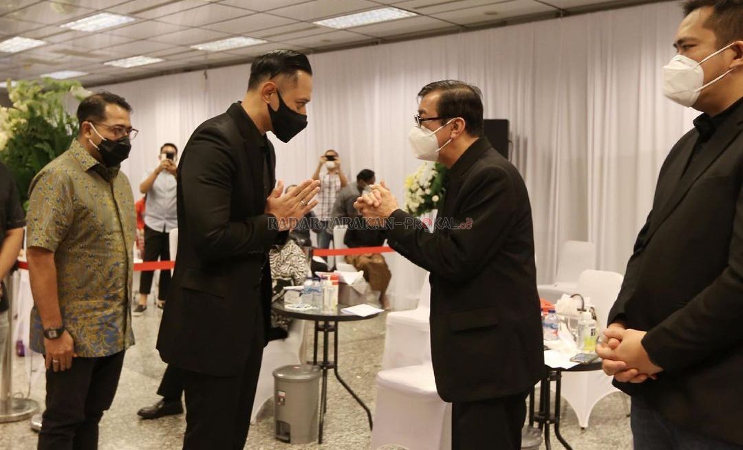 BERBELASUNGKAWA: Ketua Umum Partai Demokrat, AHY menyampaikan duka mendalam secara langsung kepada Menkumham Yasonna Laoly atas wafatnya sang istri di rumah duka RSPAD Gatot Subroto, Jumat malam (11/6). FOTO: INSTAGRAM @agusyudhoyono