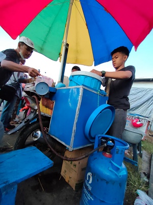 SESUAI PERUNTUKKAN: Tampak salah satu pedagang di Jalan Lingkar menggunakan tabung gas non subsidi./RIKO ADITYA/RADAR TARAKAN