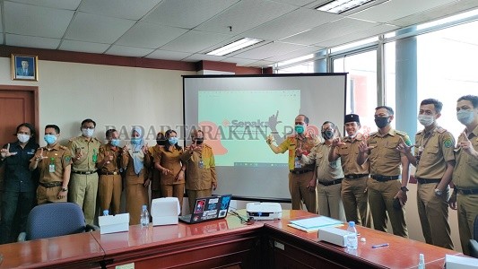 KOMPAK: Asisten Pemerintahan dan Kesra, Muhammad Amin, saat memimpin rapat uji coba aplikasi SEPAKAT bersama pilot project  di lima OPD, Selasa (22/6)./RIKO ADITYA/RADAR TARAKAN