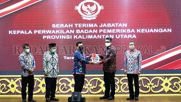 KAWAL KEUANGAN: Serah terima jabatan kepala BPK Perwakilan Kalimantan Utara (Kaltara) antara pejabat lama Agus Priyono S.E, Ak, M.Si, CA, CSFA, (tengah) dengan pejabat baru Arief Fadillah, S.E, M.M, (dua dari kanan) di Kantor BPK Perwakilan Kaltara, Rabu