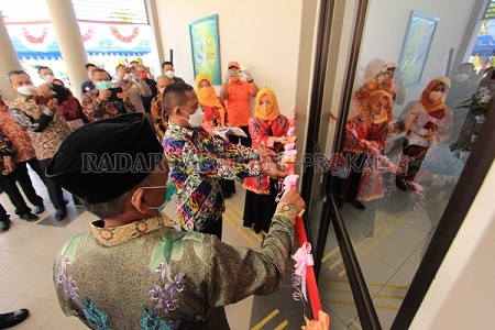 GUNTING PITA: Bupati Bulungan Syarwani meresmikan uji coba Mal Pelayanan Publik, kemarin (24/6)./RACHMAD RHOMADHANI/RADAR KALTARA