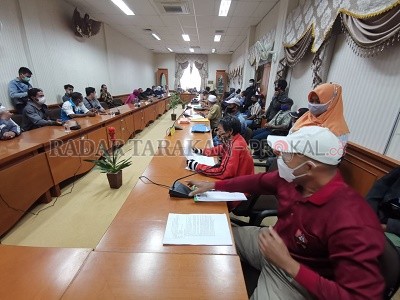 MENGADU: Masyarakat di Desa Binusan Dalam yang lahannya dijual tanpa adanya perjanjian jual beli tanah,  mengadu ke DPRD Nunukan meminta solusi./RIKO ADITYA/RADAR TARAKAN