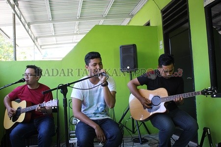 LATIHAN: Band Derana saat berlatih di markasnya yang terletak di Jalan P. Diponegoro, Kelurahan Sebengkok, Tarakan Tengah. /AGUS DIAN ZAKARIA/RADAR TARAKAN