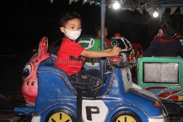 WAJIB PROKES: Pengunjung maupun pedagang dilarang membawa anak ke area Pasar Induk, Tanjung Selor guna mencegah penyebaran Covid-19 pada anak./PIJAI PASARIJA/RADAR KALTARA