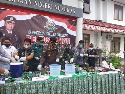 DIMUSNAHKAN: Kepala Kejari Nunukan, Yudi Prihastoro memimpin pemusnahan barang bukti perkara yang ditangani PN Nunukan dengan cara dibakar atau dilarutkan ke air./RIKO ADITYA/ RADAR TARAKAN