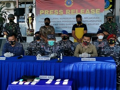 KONFERENSI PERS: Dalam sehari, Lanal Nunukan ungkap 2 kasus penyelundupan sabu-sabu dengan 2 pelaku telah diamankan./RIKO ADITYA/RADAR TARAKAN