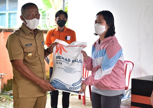 BANTUAN SOSIAL: Bansos dari Kementerian Sosial mulai disalurkan kepada 6.953 KPM dengan rincian menerima 10 kg beras per keluarga.