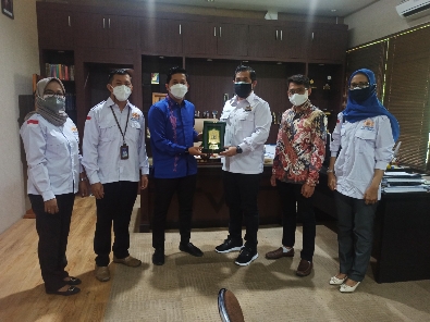 BERI DUKUNGAN: Ketua DPRD Tarakan, Al Rhazali berfoto bersama dengan Ketua Kadin Tarakan Effendy Gunardi, S.E, beserta jajarannya, usai diskusi membahas berkaitan dengan dampak pandemi Covid-19 terhadap sejumlah sektor. FOTO: JANURIANSYAH/RADAR TARAKAN