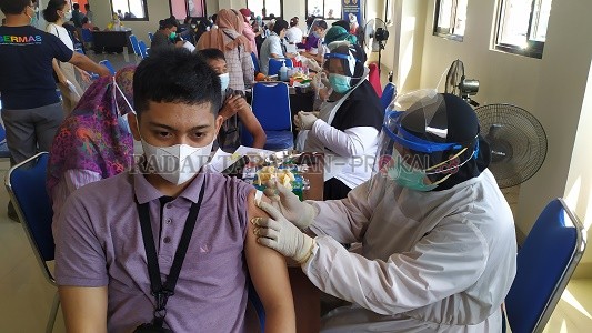 DIINISIASI DPR RI: Ratusan warga divaksinasi di Tarakan, Rabu (4/8)./IFRANSYAH/RADAR TARAKAN