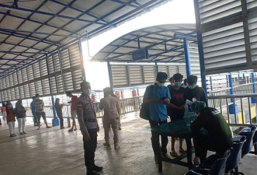 PEMERIKSAAN: Penumpang yang tiba di PLBL Liem Hie Djung tanpa surat antigen dan vaksin harus melalui tes antigen di tempat./KSKP NUNUKAN UNTUK RADAR KALTARA