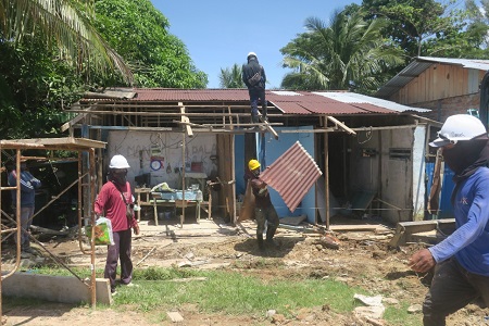 Yedidah Pakondo/Radar Tarakan Teks Foto: Pembongkaran bangunan rumah di kawasan Pantai Amal dilakukan Pemkot Tarakan.