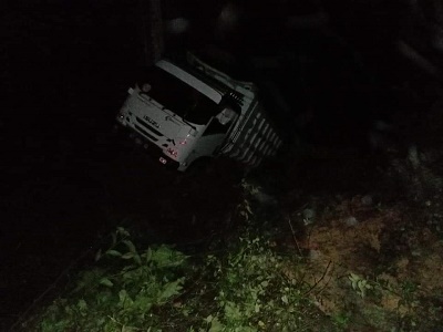 LAKALANTAS: Tampak satu unit kendaraan mengalami kecelakaan di Jalan Trans Kaltim-Kaltara Rabu (18/8) malam.