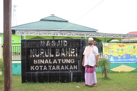 SIMBOL KEPEDULIAN ANTARSESAMA: Takmir Masjid Nurul Bahri, Sufirman berdiri di depan Masjid Nurul Bahri di RT 14 Binalatung, Pantai Amal, Tarakan Timur./AGUS DIAN ZAKARIA/RADAR TARAKAN