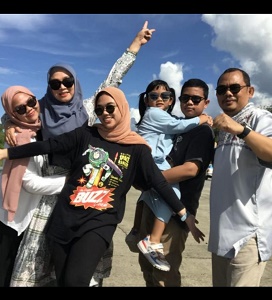 FOTO BERSAMA: AKBP FJ Ginting (kanan) dalam satu momen bersama keluarganya, yang kini bertugas sebagai Kepala UPT BP2MI Nunukan.