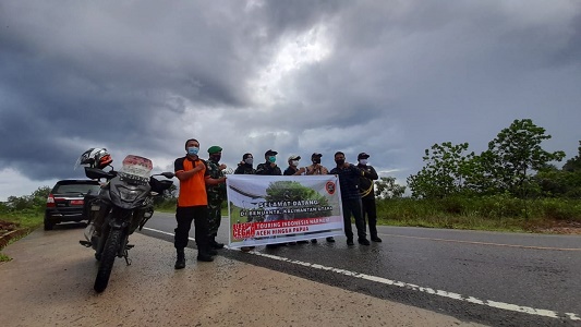 TIBA DI BULUNGAN: Ketua FKPT Aceh, Dr. Kamaruzzaman Bustamam-Ahmad, Ph.D bersama istrinya, Fitri Zulfidar MA saat tiba di Bumi Tenguyun pasca perjalanan jauh dari sejumlah wilayah di Indonesia dengan Motor Kawasaki Versys 250 cc-nya.