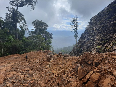GUNUNG SELUKUT: Satu-satunya gunung tinggi yang sering menjadi kendala pembangunan jalan ruas Long Semamu, Malinau ke Long Bawan, Krayan./WILSON UNTUK RADAR TARAKAN